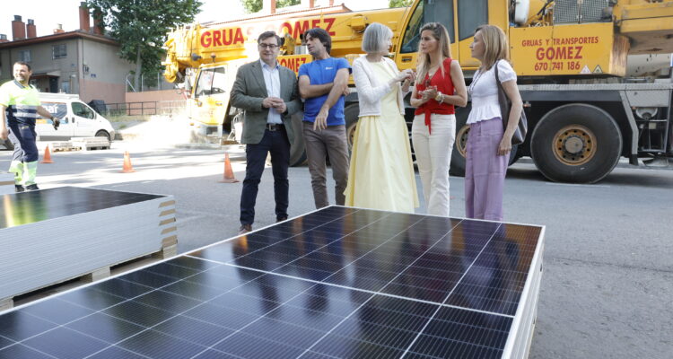 González y Cea supervisando trabajos placas fotovoltaicas en Poblado Dirigido de Orcasitas