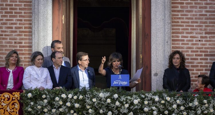 Sonsoles Ónega , acompañada por el alcalde de Madrid, José Luis Martínez-Almeida, miembros del equipo de Gobierno y representantes de los grupos municipales