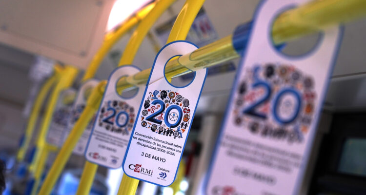 Imagen del perching especial conmemorativo en buses de EMT Madrid