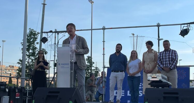 El concejal de Fuencarral-El Pardo, José Antonio Martínez Páramo, ha presentado el programa de fiestas y ha reconocido a las entidades colaboradoras