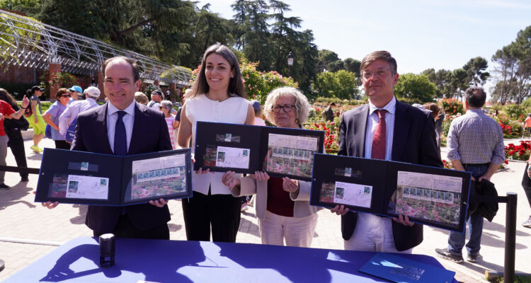Momento de la presentación del sello de Correos