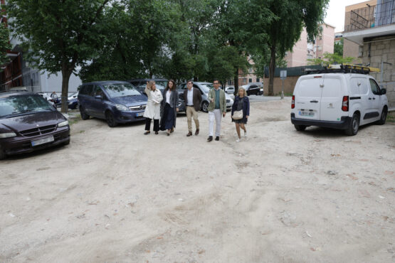 Momento de la visita a la zona del barrio de Oroquieta incluida en el Plan Regenera Madrid
