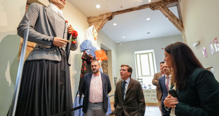 Momento de la visita al Museo de Artes y Tradiciones Populares