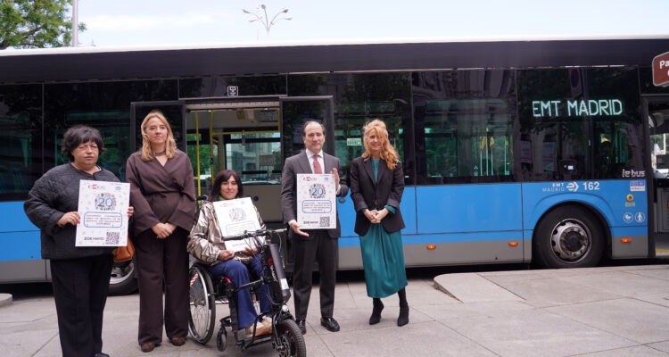 Momento presentación campaña perching en seis líneas de EMT Madrid