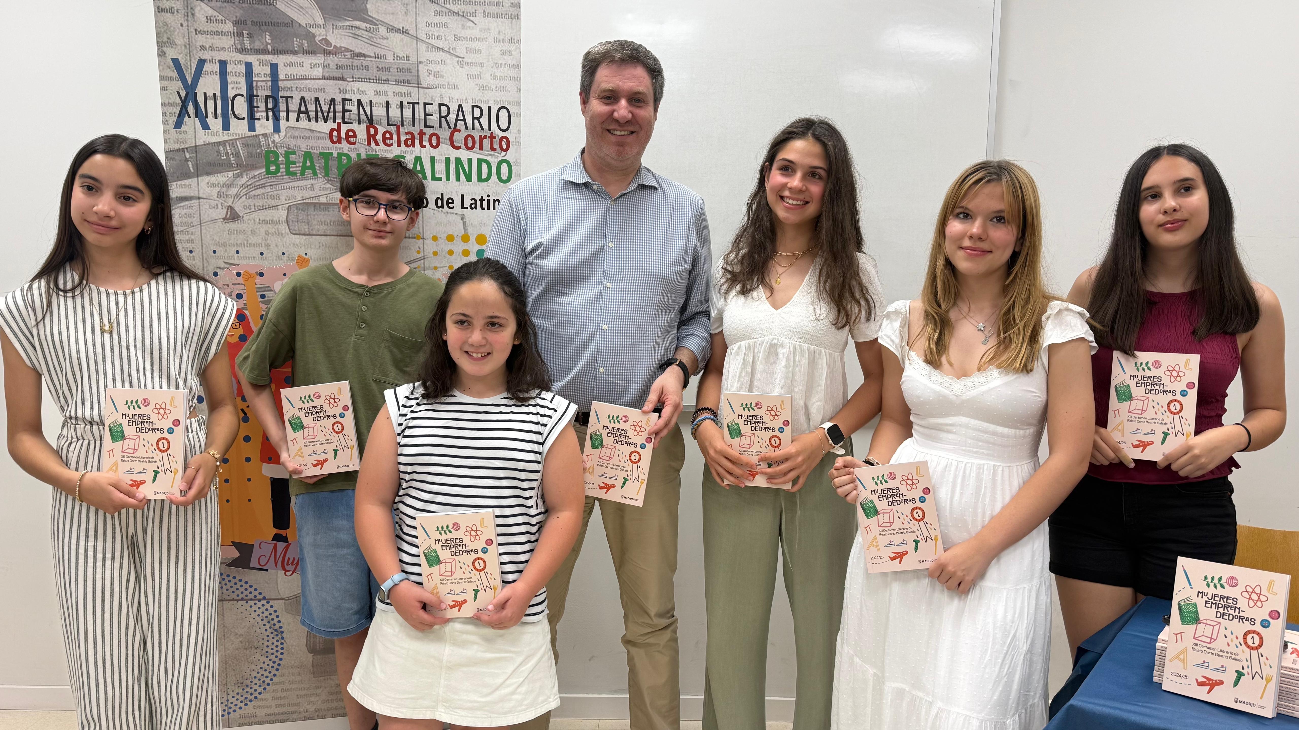 Alberto González con los seis autores de los relatos que conforman el libro 'Mujeres emprendedoras'