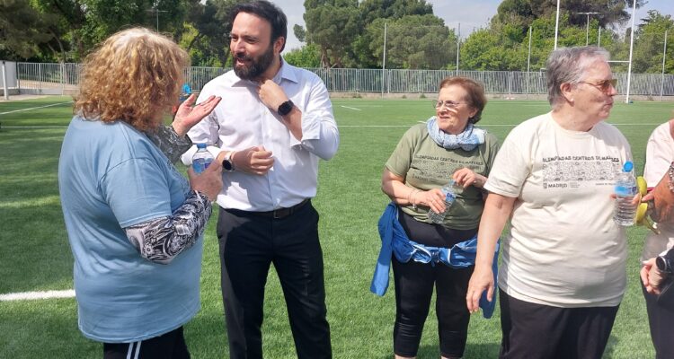 Niño asiste a las Olimpiadas de Mayores de Puente de Vallecas 1