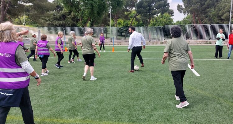 Niño asiste a las Olimpiadas de Mayores de Puente de Vallecas 1