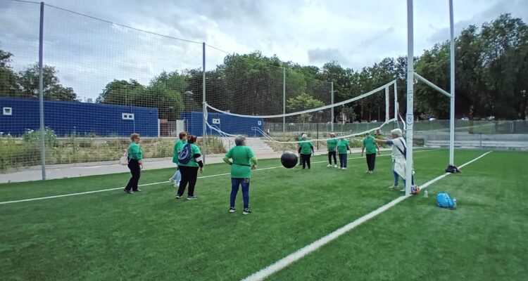 Niño asiste a las Olimpiadas de Mayores de Puente de Vallecas 1