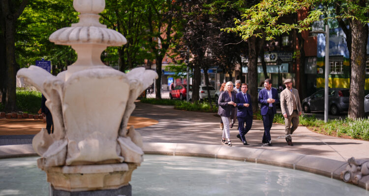 Almeida visita la remodelación del paseo de Federico García Lorca