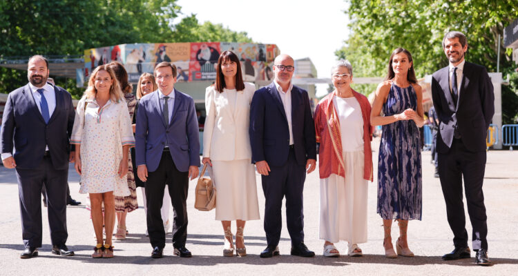 El alcalde de Madrid, José Luis Martínez-Almeida, acompaña a la reina Letizia en la inauguración de la Feria del Libro de Madrid