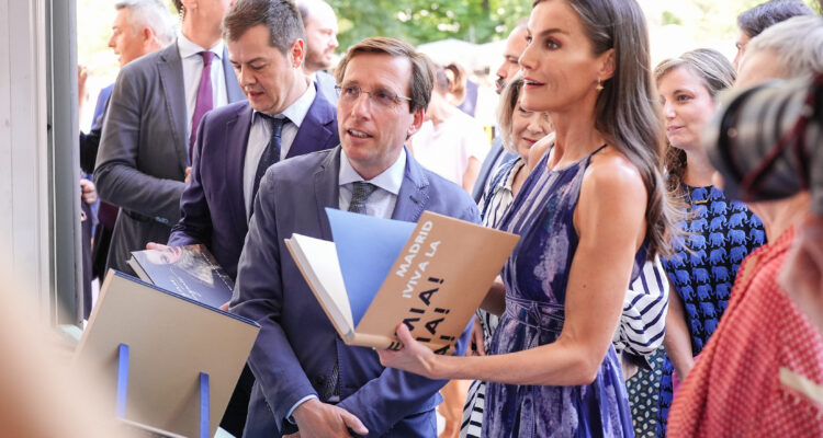 El alcalde de Madrid, José Luis Martínez-Almeida, acompaña a la reina Letizia en la inauguración de la Feria del Libro de Madrid