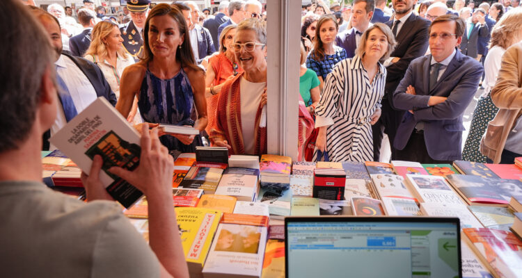 El alcalde de Madrid, José Luis Martínez-Almeida, acompaña a la reina Letizia en la inauguración de la Feria del Libro de Madrid