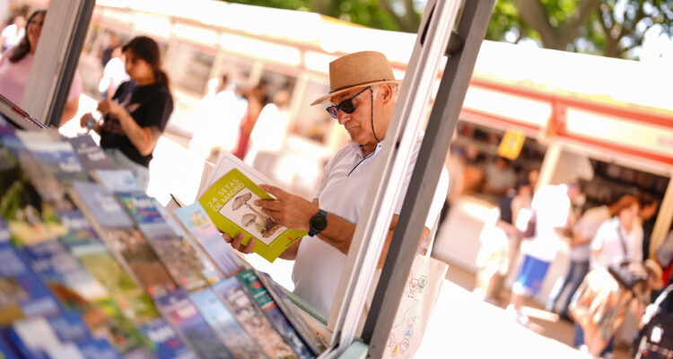 Imagen de un lector en la inauguración de la Feria del Libro de Madrid