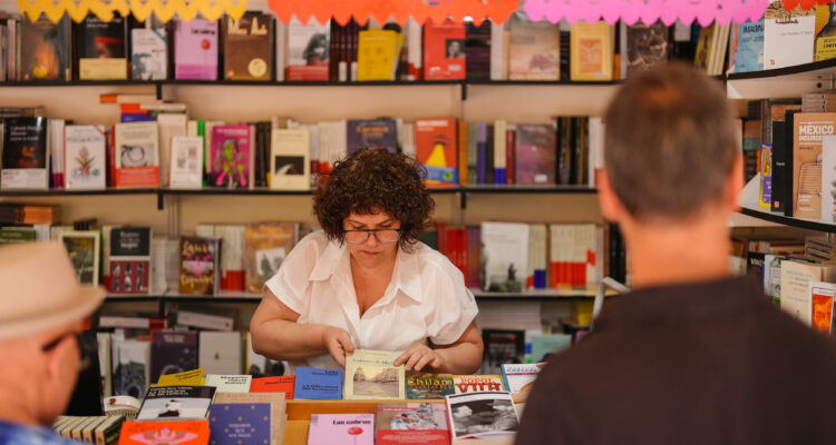 Imagen de una caseta de la Feria del Libro de Madrid durante su inauguración