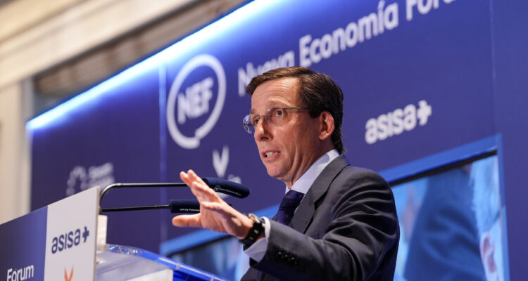 Almeida presenta al presidente de la Conferencia Episcopal Española en el desayuno informativo de Fórum Europa