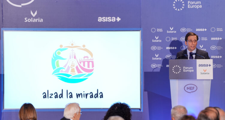 Almeida presenta al presidente de la Conferencia Episcopal Española en el desayuno informativo de Fórum Europa