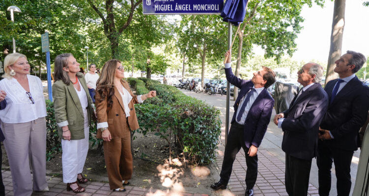 José Luis Martínez-Almeida, durante la inauguración de los jardines dedicados al periodista Miguel Ángel Moncholi
