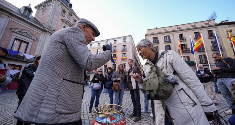 Ambiente en la plaza de la Villa previo al pregón