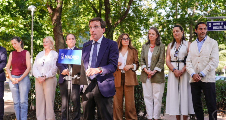 José Luis Martínez-Almeida, durante la inauguración de los jardines dedicados al periodista Miguel Ángel Moncholi