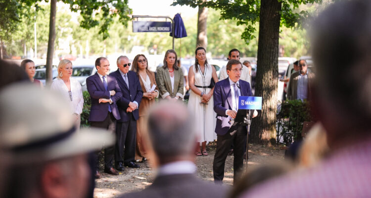 José Luis Martínez-Almeida, durante la inauguración de los jardines dedicados al periodista Miguel Ángel Moncholi