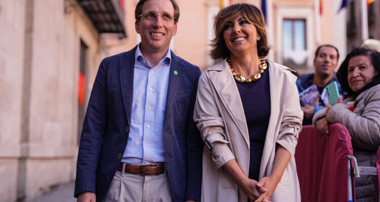 El alcalde de Madrid, José Luis Martínez-Almeida, junto a Sonsoles Ónega, pregonera de las Fiestas de San Isidro 2026