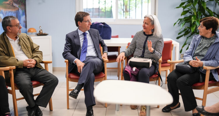 El alcalde de Madrid, José Luis Martínez-Almeida, visita el Centro Municipal de Atención Integral Neurocognitiva Doctor Salgado Alba