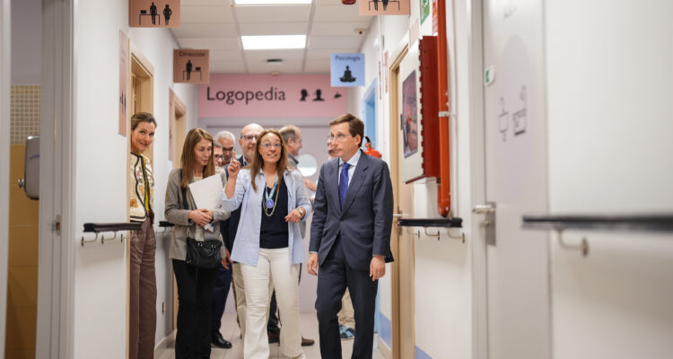 El alcalde de Madrid, José Luis Martínez-Almeida, visita el Centro Municipal de Atención Integral Neurocognitiva Doctor Salgado Alba