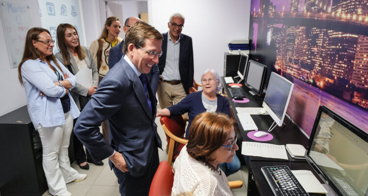 El alcalde de Madrid, José Luis Martínez-Almeida, visita el Centro Municipal de Atención Integral Neurocognitiva Doctor Salgado Alba
