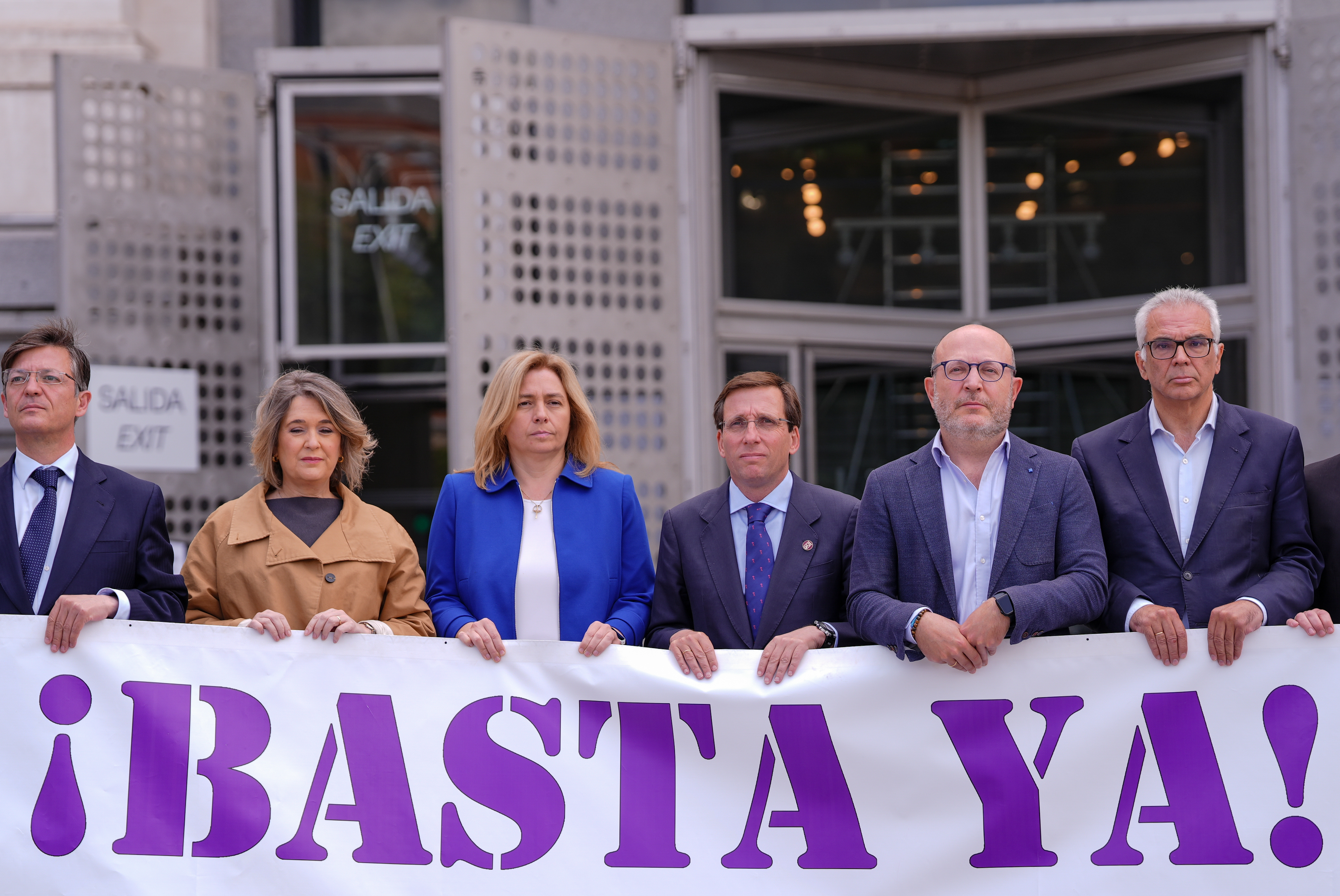 El alcalde de Madrid ha presidido el minuto de silencio convocado por el Consistorio en la plaza de Cibeles