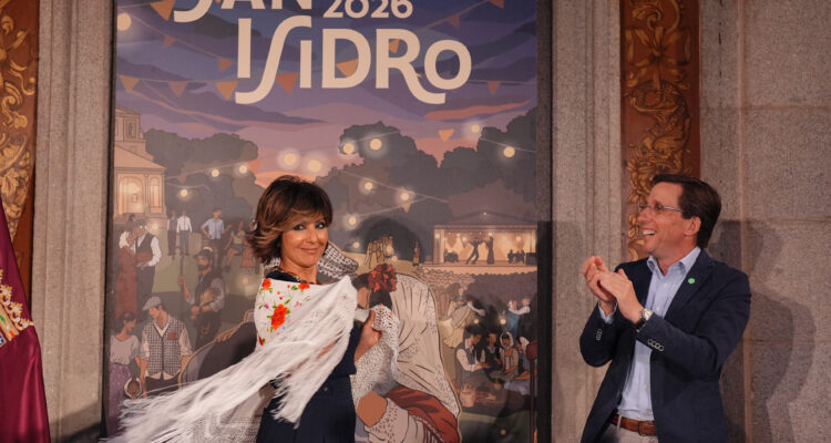 El alcalde de Madrid, José Luis Martínez-Almeida, junto a Sonsoles Ónega, pregonera de las Fiestas de San Isidro 2026