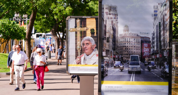 Soportes con fotografías de Benedicto XVI durante su visita a Madrid en 2011, instalados en el paseo de Recoletos