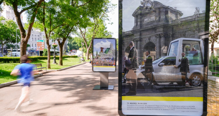 Soporte fotográfico con imagen de Benedicto XVI llegando en papamóvil a la Puerta de Alcalá en 2011, instalado en el paseo de Recoletos