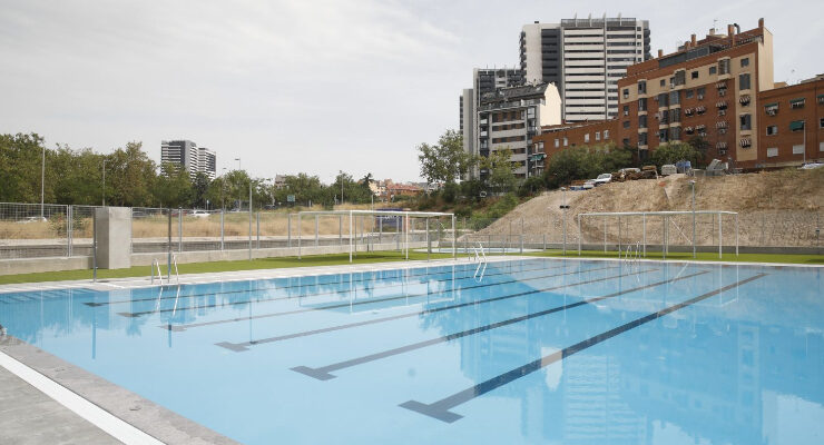 piscina municipal Paseo de la Dirección al aire libre en un distrito de Madrid
