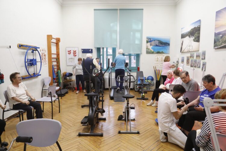 Personas mayores participan en actividades de ejercicio y rehabilitación (archivo)