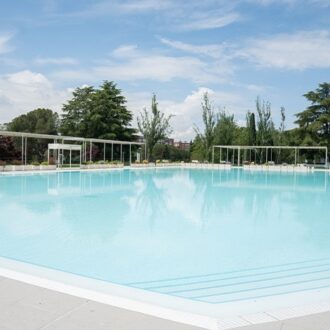 piscina municipal Cerro Almodóvar en Villa de Vallecas durante el verano