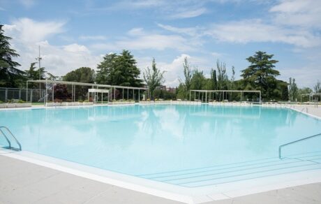 piscina municipal Cerro Almodóvar en Villa de Vallecas durante el verano