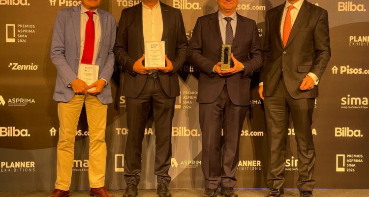 Álvaro González ha recogido el premio ASPRIMA-SIMA a la Mejor Actuación Inmobiliaria en Vivienda Asequible por la promoción Iberia Loreto 1 de EMVS Madrid