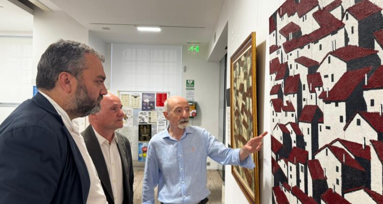 Carlos Segura, en la inauguración de la exposición ‘Claroscuro en tela de saco’ del madrileño Raúl Ranera