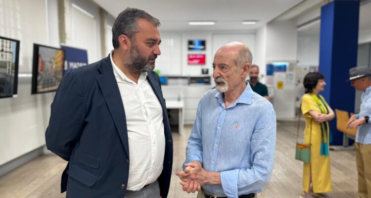 Carlos Segura, en la inauguración de la exposición ‘Claroscuro en tela de saco’ del madrileño Raúl Ranera
