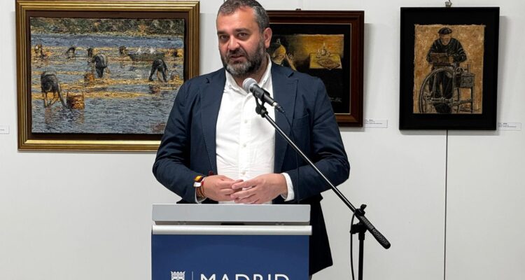Carlos Segura, en la inauguración de la exposición ‘Claroscuro en tela de saco’ del madrileño Raúl Ranera