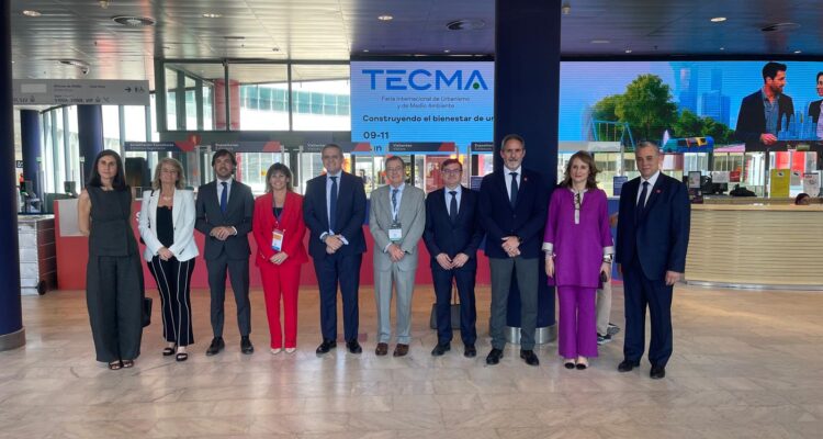 Representantes de diferentes administraciones y entidades durante la inauguración