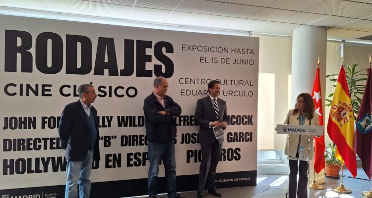 La concejala de Tetuán, Paula Gómez-Angulo, junto a José Luis Garci, Guillermo Balmori y Enrique Alegrete en la exposición ‘Rodajes’