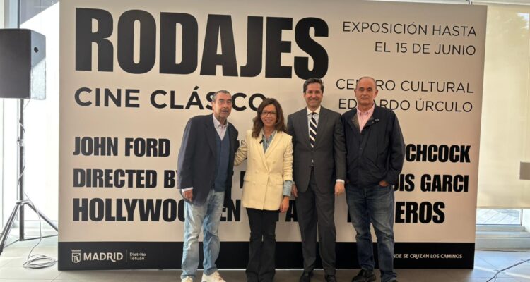 La concejala de Tetuán, Paula Gómez-Angulo, junto a José Luis Garci, Guillermo Balmori y Enrique Alegrete en la exposición ‘Rodajes’