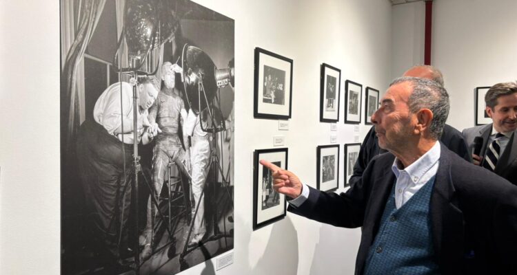 El director de cine José Luis Garci en la exposición ‘Rodajes’