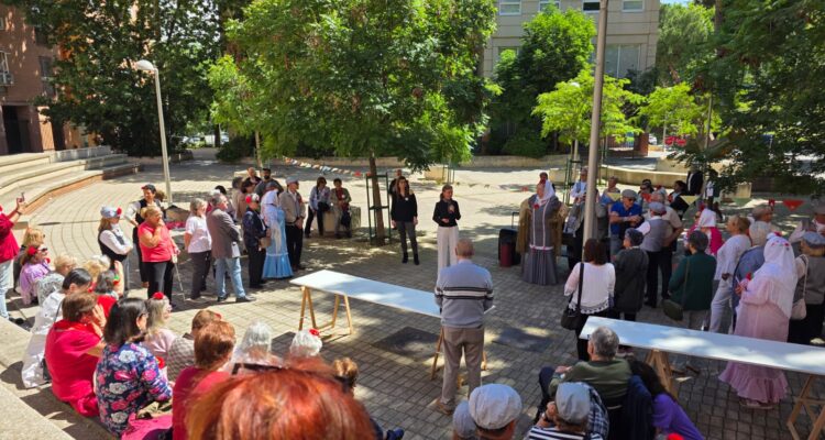 Almudena Maíllo, ha participado en la jornada, organizada por los centros municipales de mayores