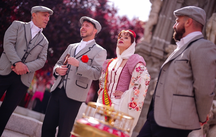 Grupo de chulapos y chulapa vestidos con trajes tradicionales durante las fiestas de San Isidro en Madrid