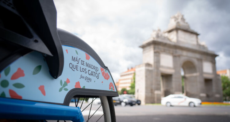 Bicicletas eléctricas de bicimad con el lema 'Más de Madrid que los gatos'