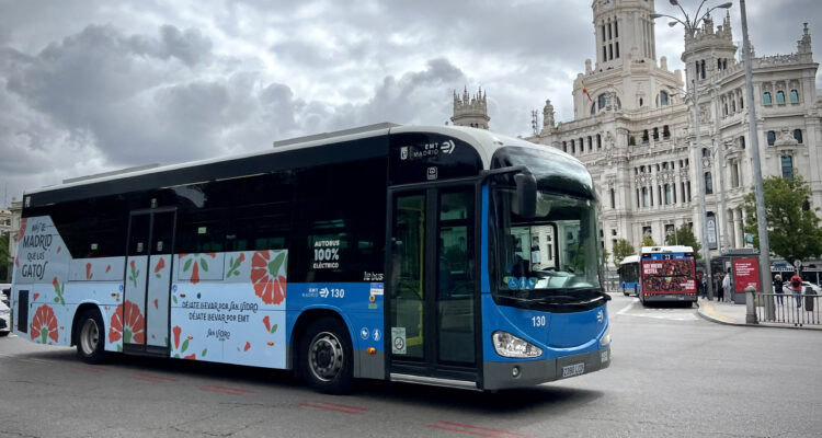 Un autobús de EMT Madrid con el lema 'Más de Madrid que los gatos'