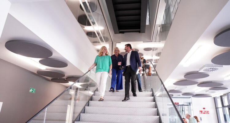 Sanz, García Romero y González Pereira durante la visita al nuevo equipamiento de Villa de Vallecas