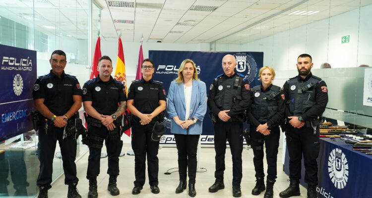 Sanz con diferentes miembros de Policía Municipal